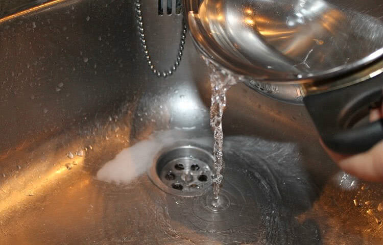 После того, как истекло время действия химического средства, трубы нужно промыть очень горячей водой