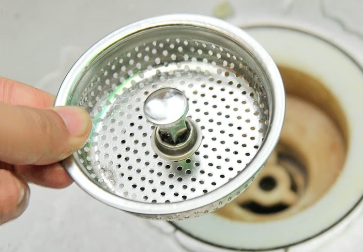 Простое, но эффективное средство профилактики засоров — это сетка-фильтр, устанавливаемая в решетку слива раковины или ванны