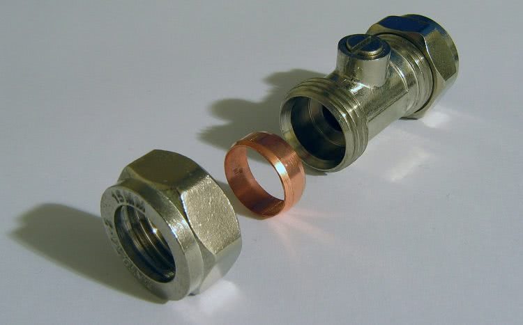 Трубы небольшого диаметра можно соединить без сварки, при помощи специальных фитингов