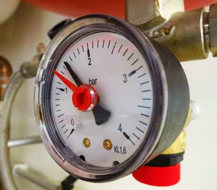 Перепад давления при запуске системы отопления — одна из причин шума в трубах, которая исчезает без какого-либо вмешательства