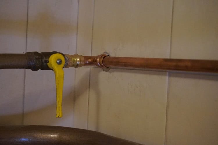 Прежде, чем начинать монтаж газопровода в квартире, нужно перекрыть кран подачи газа