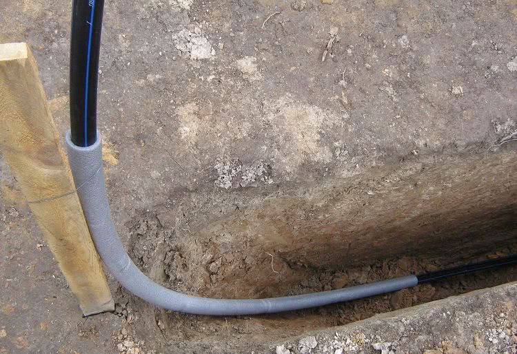 ПНД труба подходит для монтажа подземного трубопровода