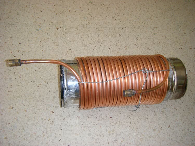Соорудить теплообменник-змеевик можно из обычной медной трубы, согнутой в спираль