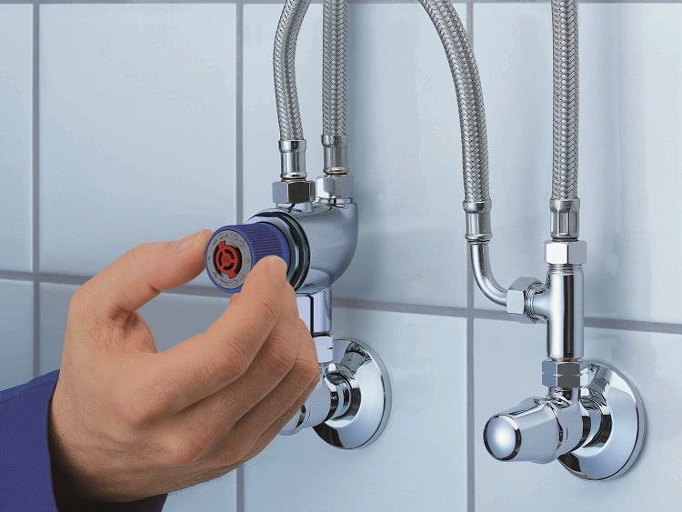 Термостатический клапан рекомендуется устанавливать и в системе горячего водоснабжения