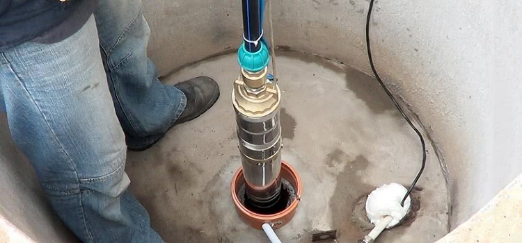 Внутренняя труба, по которой будет подниматься вода из глубины скважины, может быть изготовлена из полимера