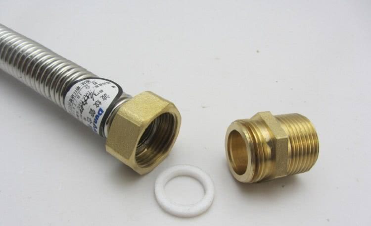 Гофрированные трубы небольших диаметров соединяют при помощи компрессионных фитингов