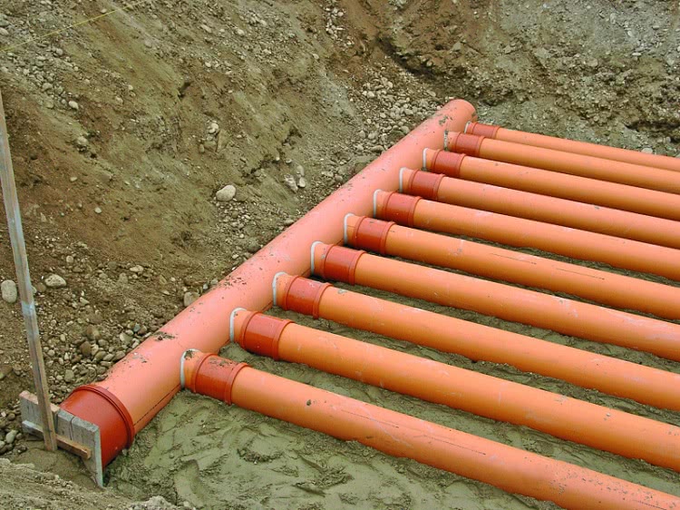 Оранжевые трубы предназначены для монтажа внешних канализационных сетей