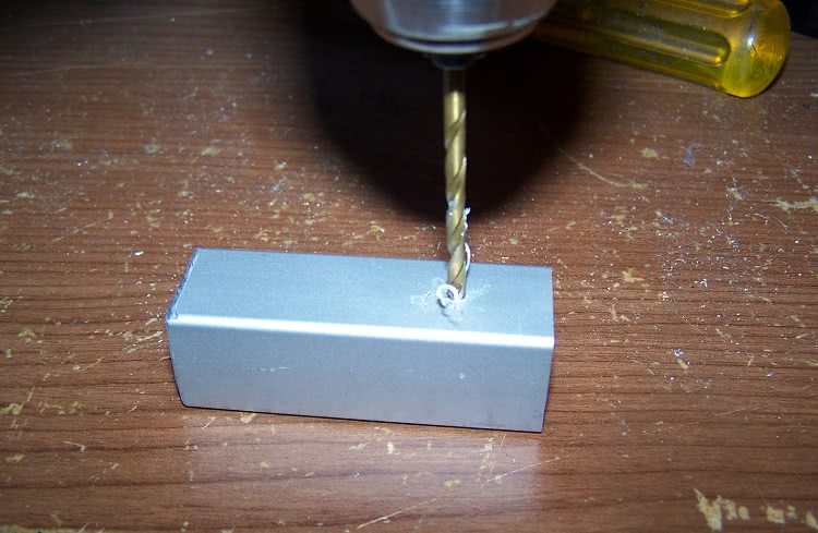 Алюминий — очень мягкий металл, поэтому трубы из него легко поддаются любой обработке простыми бытовыми инструментами