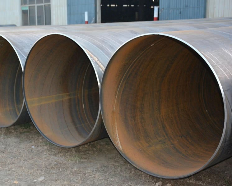 Трубы из металла бывают цельными либо сварными со спиральным или прямым швом