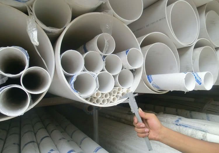При выборе труб для канализации важное значение играет их диаметр и толщина стенок