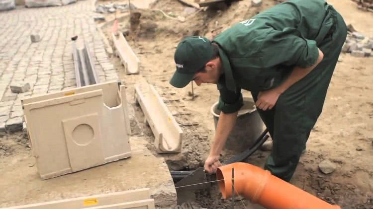 Устройство канализации в частном доме требует соблюдения правил укладки труб в землю, наиболее важным является их правильный уклон