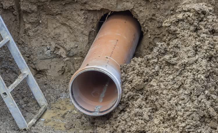 Трубы из ПВХ применяют для обустройства систем канализации в помещениях, вне их и даже под землей