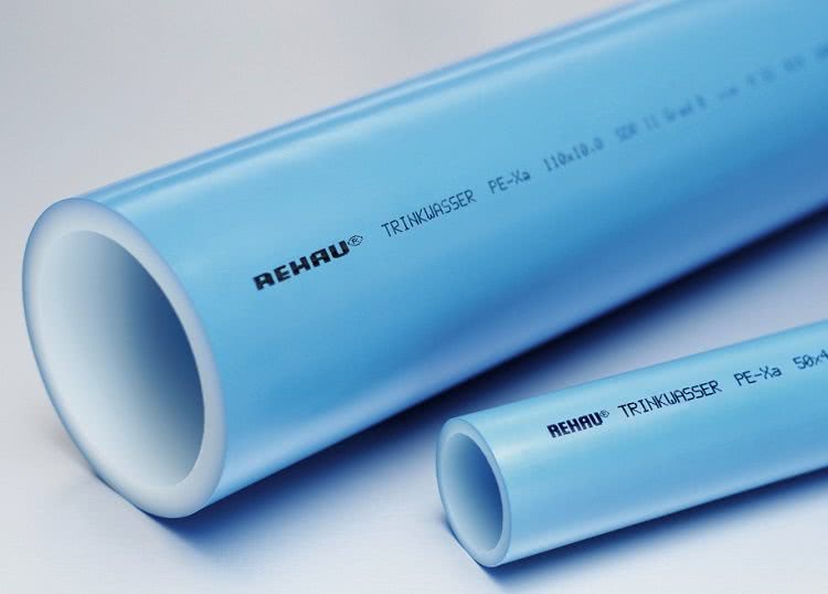 Некоторые виды пластиковых труб используются для монтажа водопровода с питьевой водой