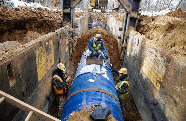 Для прокладки подземных и работающих под большим давлением участков водопровода применяют трубы с высокими показателями прочности