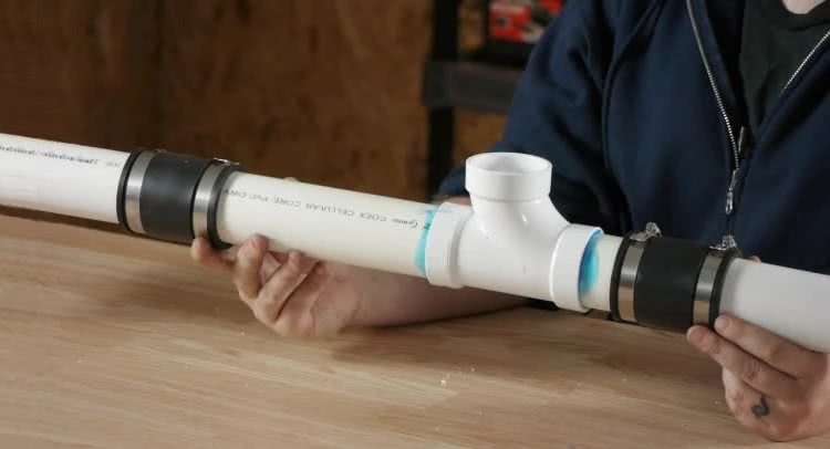 Пластиковые трубы можно надежно соединить при помощи фитингов и клея
