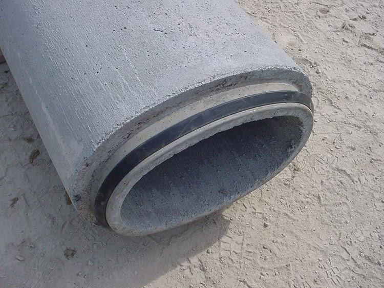 Некоторые типы ЖБ-труб комплектуются резиновыми уплотнителями, которые обеспечивают герметичность соединения