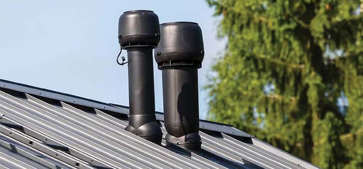 Трубы для вентиляции чаще всего выводятся на крышу и монтаж такой системы должен осуществляться по всем правилам