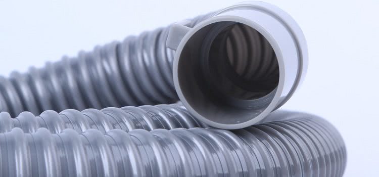 Пластиковые трубы для вытяжки практичны и удобны в монтаже