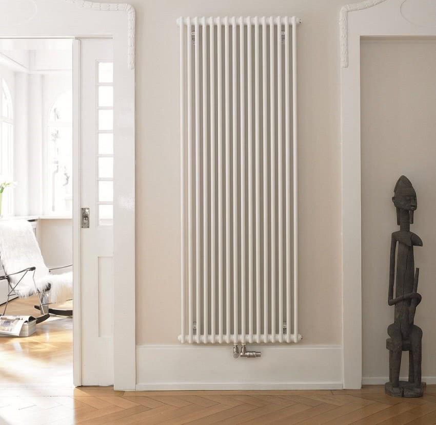 Вертикальные трубчатые радиаторы легко адаптировать под любой дизайн интерьера