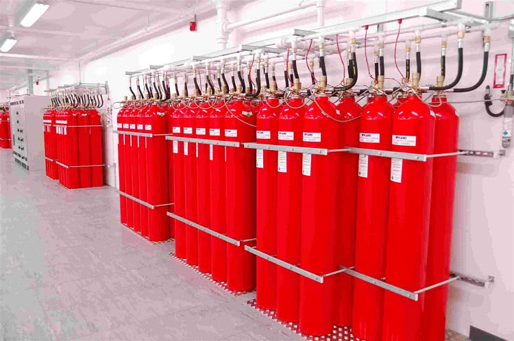 На производственных предприятиях система пожаротушения может дополняться баллонами с химическими средствами, которые используются для тушения легковоспламеняющихся веществ