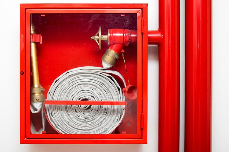 Каждый пожарный шкаф в здании должен быть укомплектован согласно правилам