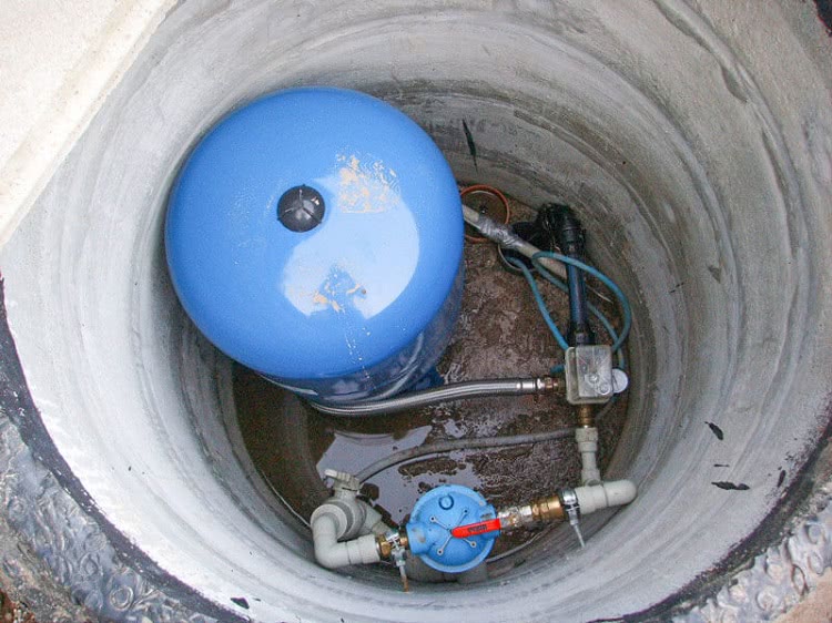 Для всесезонного водопровода нужно соорудить колодец, который будет защищать насосное оборудование от замерзания зимой