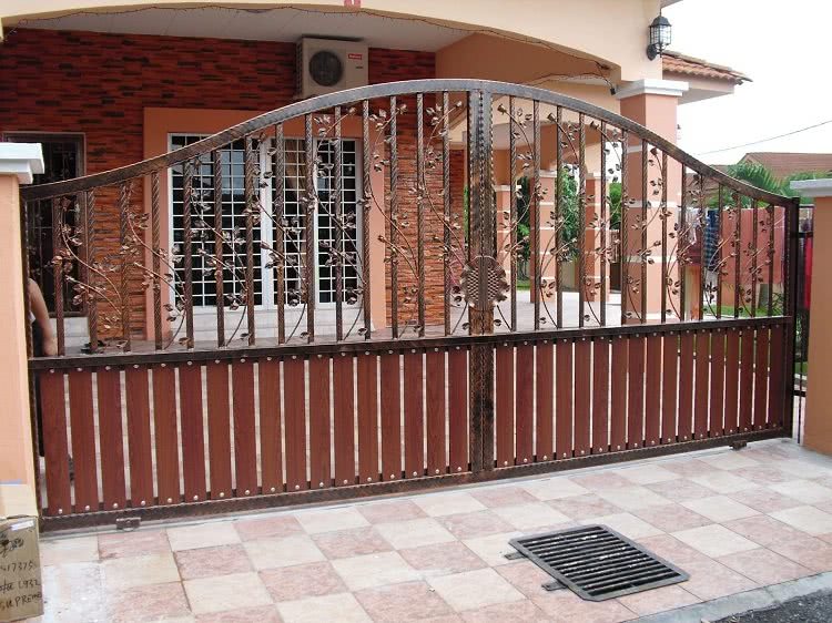 На въезде во двор можно установить откатные ворота, если для распашных недостаточно места