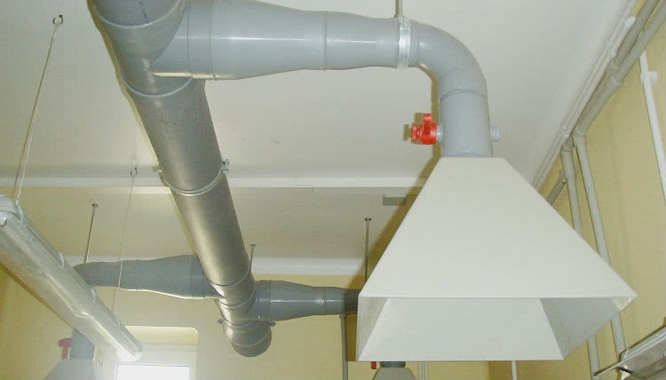 Полимерные воздуховоды могут использоваться для принудительной вентиляции, которая подразумевает установку вытяжного устройства