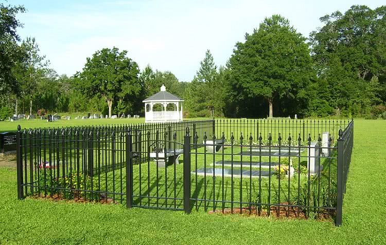 Профильные трубы также используются в качестве несущих элементов для кладбищенских оград