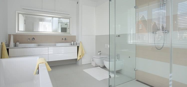 При помощи пластиковых панелей можно не только полностью скрыть коммуникации, но и придать ванной комнате неповторимый стиль