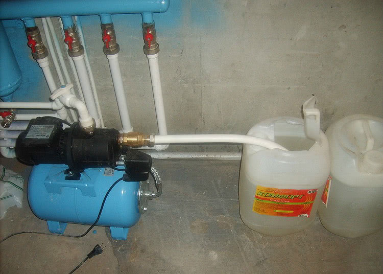 Заполнение системы теплоносителем производится при помощи насоса, который перекачивает жидкость из емкости в трубы