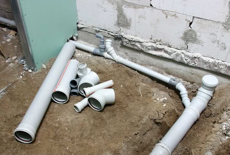 Монтаж канализации проводится при помощи труб и фитингов подходящего диаметра