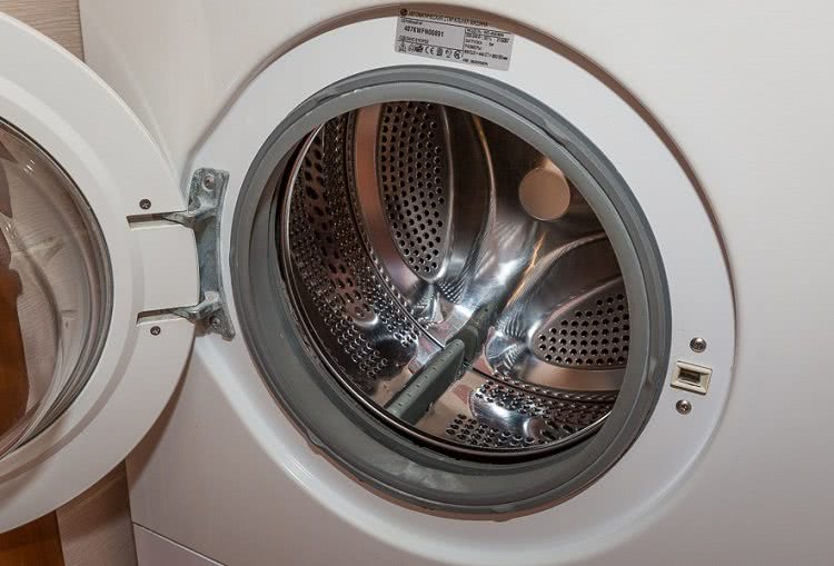 Источником плохого запаха может стать стиральная машина при неправильном ее подключении к сливу